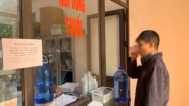 Bệnh nhân uống thuốc Methadone tại Cơ sở cai nghiện ma túy tự nguyện Lào Cai. Bệnh nhân uống thuốc Methadone tại Cơ sở cai nghiện ma túy tự nguyện Lào Cai.