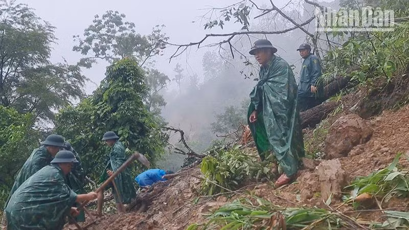 Cán bộ, chiến sĩ Đồn Biên phòng Mường Lèo, huyện Sốp Cộp tham gia khắc phục đoạn đường bị sạt lở. (Ảnh: Quàng Hùng) Cán bộ, chiến sĩ Đồn Biên phòng Mường Lèo, huyện Sốp Cộp tham gia khắc phục đoạn đường bị sạt lở. (Ảnh: Quàng Hùng)