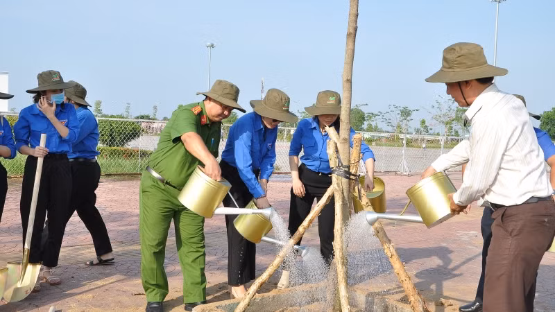 Lực lượng công an và đoàn viên chăm sóc cây xanh.