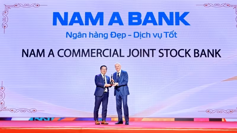 Đại diện Nam A Bank, ông Võ Hoàng Hải, Phó Tổng giám đốc (trái) nhận giải thưởng từ Ban tổ chức.