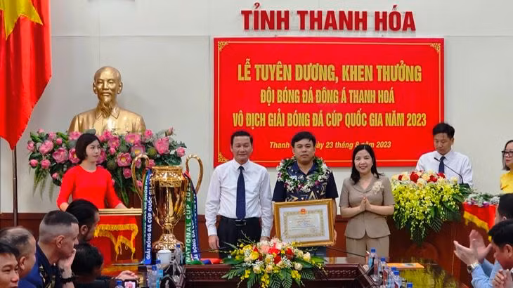 Lãnh đạo tỉnh Thanh Hóa trao tặng Bằng khen cho huấn luyện viên bóng đá Thanh Hóa. Lãnh đạo tỉnh Thanh Hóa trao tặng Bằng khen cho huấn luyện viên bóng đá Thanh Hóa.