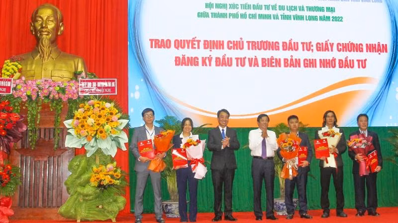 Trao quyết định chủ trương đầu tư cho các đơn vị hợp tác. (Ảnh: BÁ DŨNG)