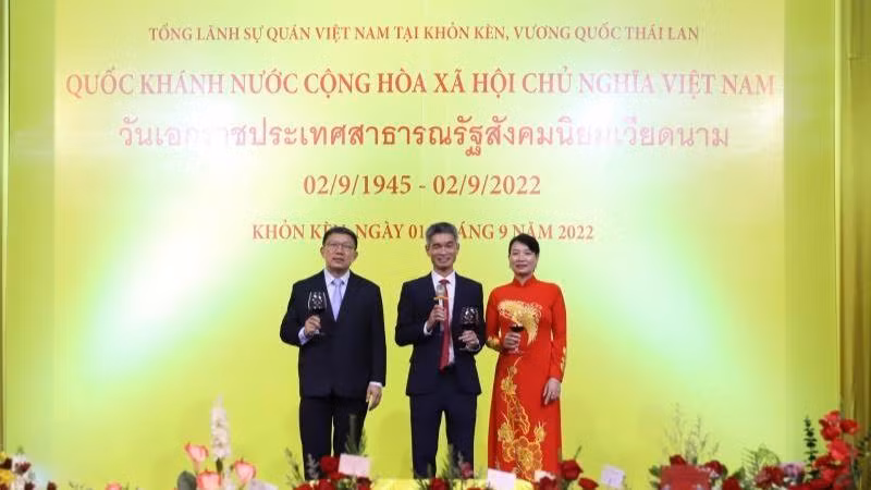 Tổng lãnh sự Chu Đức Dũng và Tỉnh trưởng Khon Kaen nâng cốc chúc mừng Quốc khánh Việt Nam. Tổng lãnh sự Chu Đức Dũng và Tỉnh trưởng Khon Kaen nâng cốc chúc mừng Quốc khánh Việt Nam.
