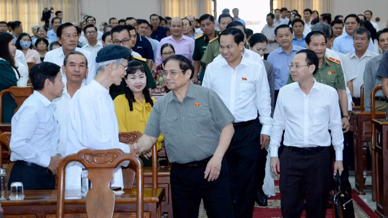 Thủ tướng Phạm Minh Chính với bà con cử tri thành phố Cần Thơ.