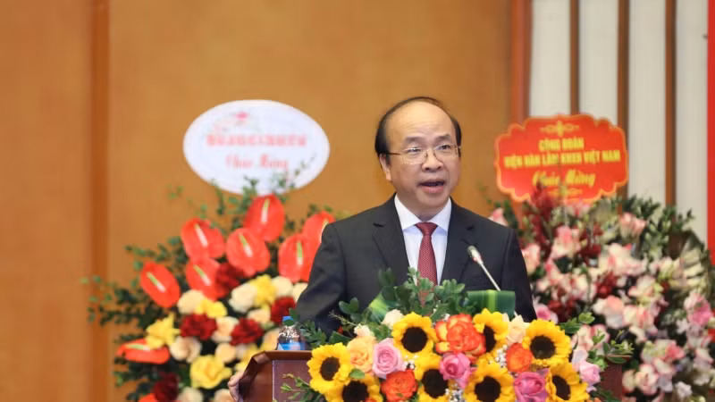 Đồng chí Phan Chí Hiếu, Chủ tịch Viện Hàn lâm Khoa học xã hội Việt Nam phát biểu nhận nhiệm vụ.