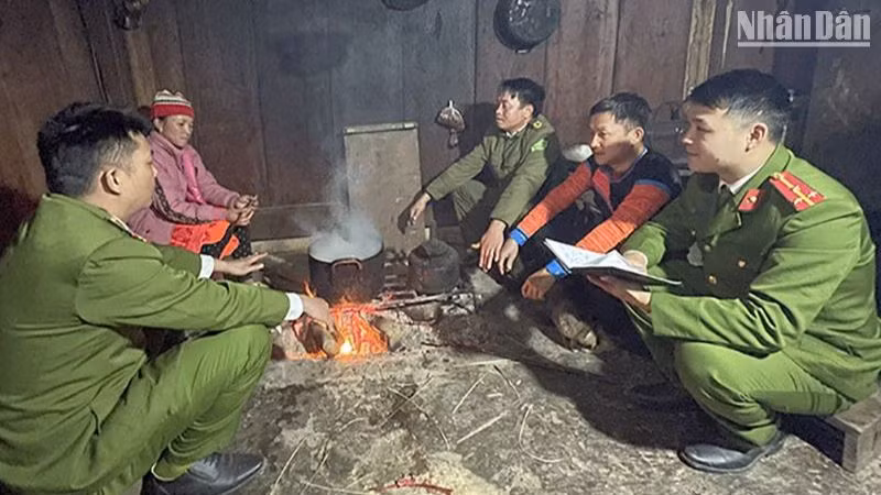 Một buổi tuyên truyền về việc không tái trồng cây thuốc phiện cho người dân tại bản Làng Sáng của công an xã Háng Đồng. Một buổi tuyên truyền về việc không tái trồng cây thuốc phiện cho người dân tại bản Làng Sáng của công an xã Háng Đồng.