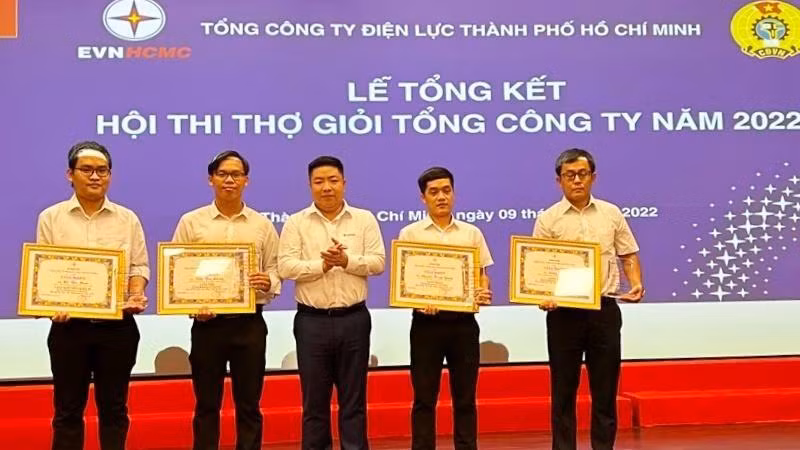 Ông Luân Quốc Hưng trao giải cho các thí sinh đoạt giải tại Hội thi.