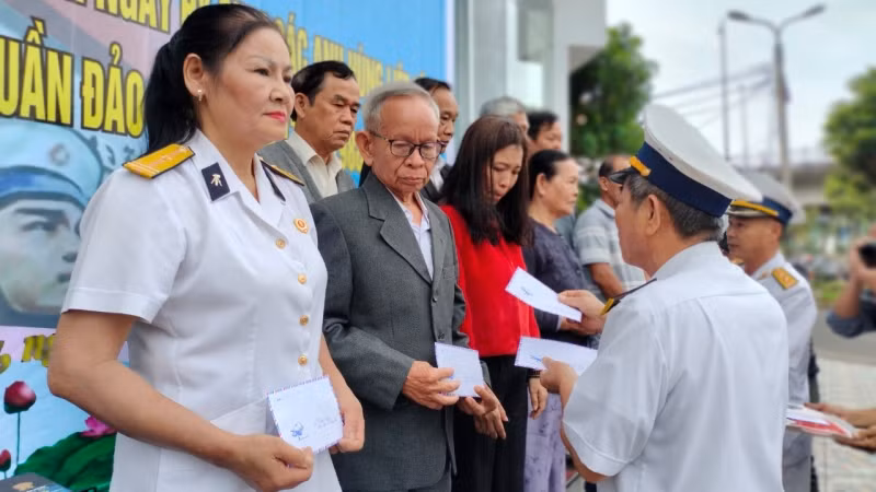 Trao quà tặng các gia đình, thân nhân liệt sĩ Gạc Ma. Trao quà tặng các gia đình, thân nhân liệt sĩ Gạc Ma.