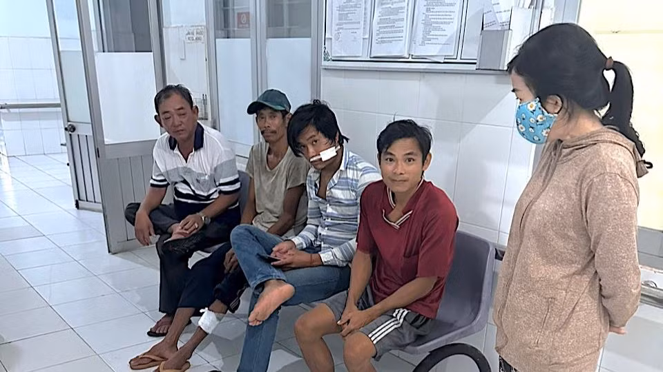 Các ngư dân bị thương được vào bờ khám và điều trị tại một bệnh viện ở tỉnh Kiên Giang. Các ngư dân bị thương được vào bờ khám và điều trị tại một bệnh viện ở tỉnh Kiên Giang.