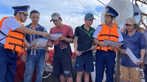 Lực lượng chấp pháp trên biển của tỉnh Bà Rịa-Vũng Tàu tuyên truyền về IUU cho ngư dân thành phố Vũng Tàu trước khi tàu xuất bến ra khơi đánh bắt thủy sản. (Ảnh: TTXVN)