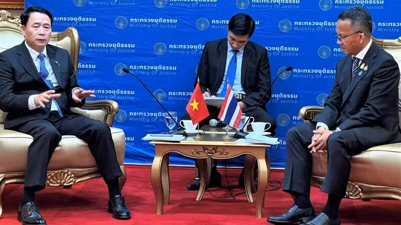 Thứ trưởng Công an Lê Quốc Hùng hội đàm với Bộ trưởng Tư pháp Thái Lan. Thứ trưởng Công an Lê Quốc Hùng hội đàm với Bộ trưởng Tư pháp Thái Lan.