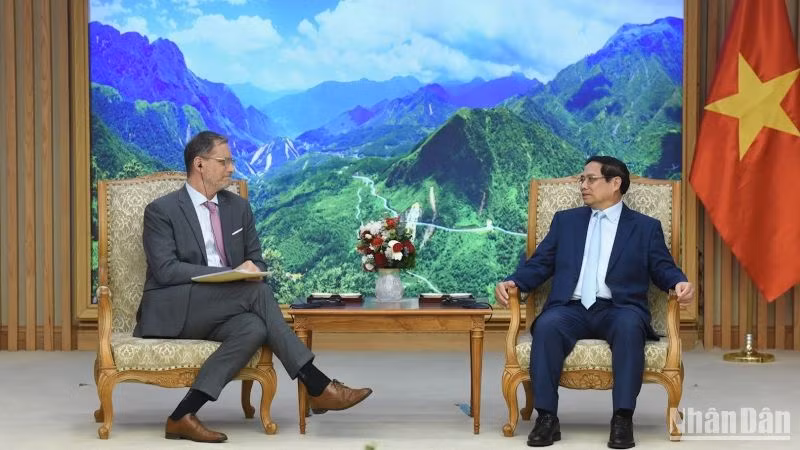 Thủ tướng Phạm Minh Chính tiếp Đại sứ Pháp Olivier Brochet nhân dịp bắt đầu nhiệm kỳ tại Việt Nam. (Ảnh: Trần Hải)