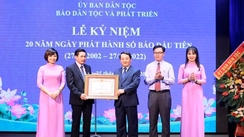 Bộ trưởng, Chủ nhiệm Ủy ban Dân tộc Hầu A Lềnh trao Bằng khen của Thủ tướng Chính phủ cho tập thể Báo Dân tộc và Phát triển.