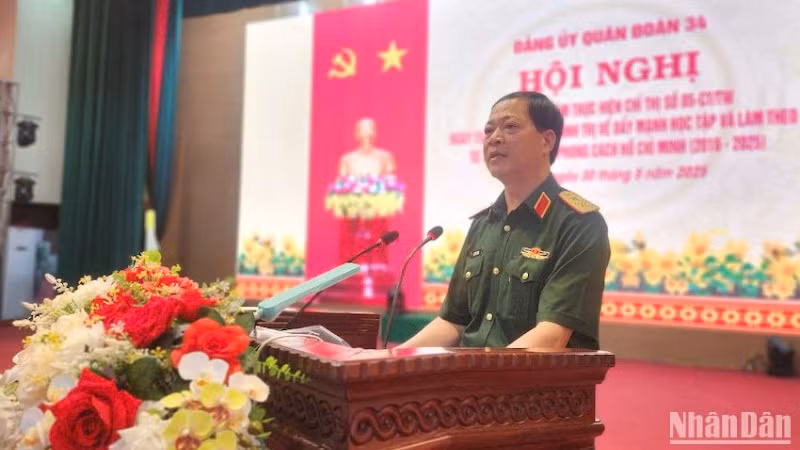 Trung tướng Đào Tuấn Anh, Phó Bí thư Đảng ủy, Tư lệnh Quân đoàn 34 phát biểu chỉ đạo Hội nghị. (Ảnh: ĐÌNH TĂNG)