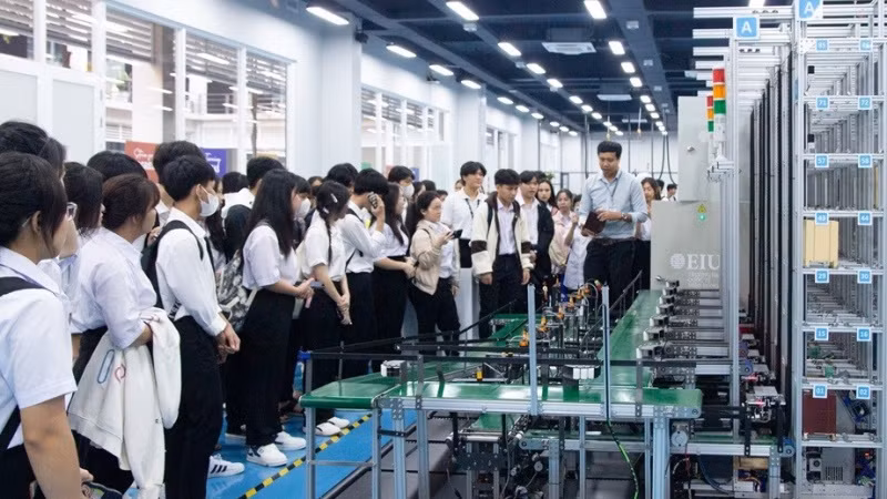 Học sinh khám phá môi trường học tập tại EIU.