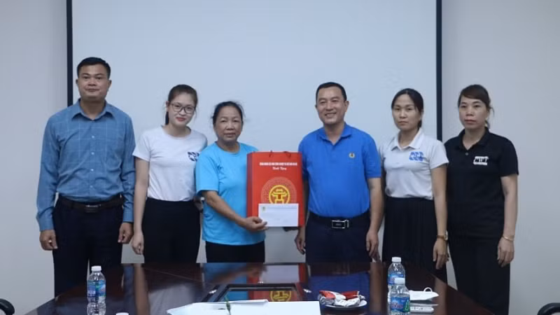 Công đoàn tặng quà công nhân lao động.
