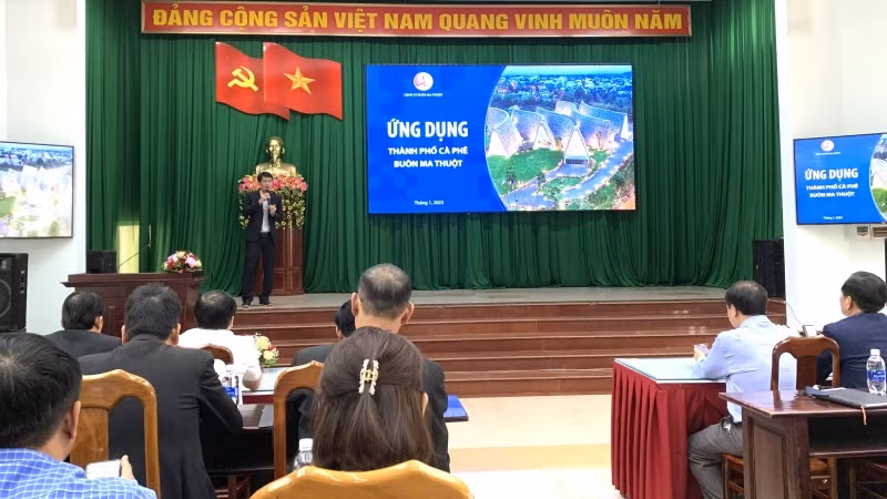 Ủy ban nhân dân thành phố Buôn Ma Thuột công bố ứng dụng (APP) cà-phê và du lịch thành phố Buôn Ma Thuột giúp du khách thuận lợi trong tìm kiếm các quán cà-phê, khách sạn, điểm du lịch... khi đến Lễ hội. Ủy ban nhân dân thành phố Buôn Ma Thuột công bố ứng dụng (APP) cà-phê và du lịch thành phố Buôn Ma Thuột giúp du khách thuận lợi trong tìm kiếm các quán cà-phê, khách sạn, điểm du lịch... khi đến Lễ hội.