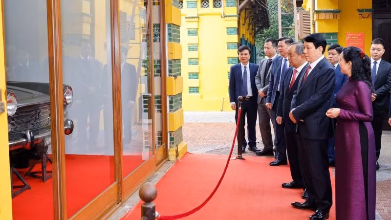 Chủ tịch nước Lương Cường tham quan Bảo vật quốc gia là ba chiếc xe ô tô được sử dụng phục vụ Chủ tịch Hồ Chí Minh từ năm 1954-1969 được lưu giữ tại Khu di tích Chủ tịch Hồ Chí Minh trong Phủ Chủ tịch. (Ảnh: Lâm Khánh//TTXVN) Chủ tịch nước Lương Cường tham quan Bảo vật quốc gia là ba chiếc xe ô tô được sử dụng phục vụ Chủ tịch Hồ Chí Minh từ năm 1954-1969 được lưu giữ tại Khu di tích Chủ tịch Hồ Chí Minh trong Phủ Chủ tịch. (Ảnh: Lâm Khánh//TTXVN)