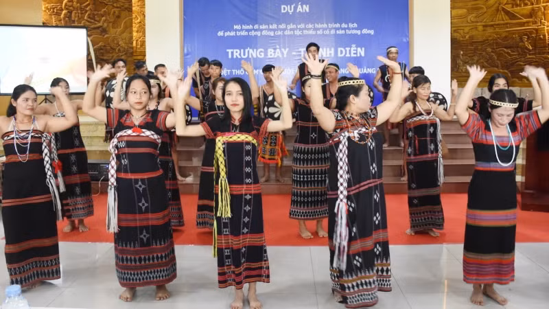 Điệu múa Tung tung ya yá nổi tiếng của đồng bào Cơ Tu. Điệu múa Tung tung ya yá nổi tiếng của đồng bào Cơ Tu.