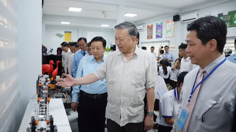 Tổng Bí thư Tô Lâm thăm phòng thực hành giáo dục STEM tại Trường trung học phổ thông Tràm Chim. (Ảnh: THỐNG NHẤT/TTXVN)