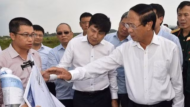 Phó Thủ tướng đã đi thị sát khu vực phía bắc Cảng Hàng không quốc tế Nội Bài. (Ảnh: VGP)