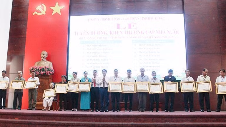 Truy tặng Danh hiệu vinh dự của Nhà nước cho 12 Mẹ Việt Nam Anh hùng.