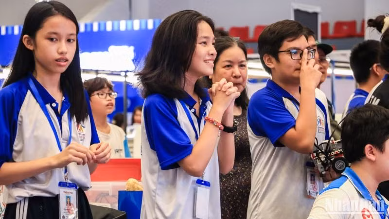 Các thí sinh hồi hộp chờ tên đội mình được xuất hiện trên màn hình led. Các thí sinh hồi hộp chờ tên đội mình được xuất hiện trên màn hình led.
