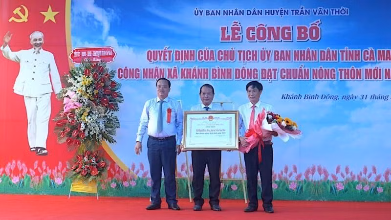 Trao quyết định của Chủ tịch UBND tỉnh Cà Mau công nhận xã Khánh Bình Đông về đích xây dựng nông thôn mới.