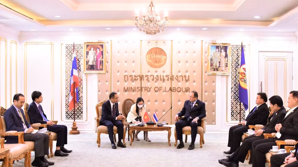 Buổi làm việc giữa Đại sứ Việt Nam tại Thái Lan Phan Chí Thành và Thứ trưởng Lao động Thái Lan Surachai Chaitrakulthong.