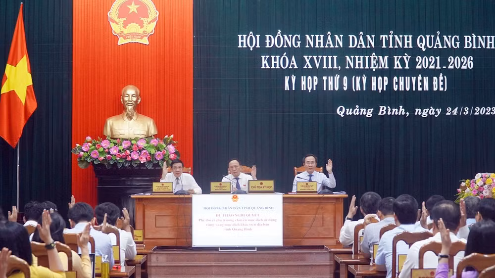 Đại biểu Hội đồng nhân dân tỉnh Quảng Bình biểu quyết đồng ý tuyển dụng 743 chỉ tiêu giáo viên hợp đồng năm 2023.