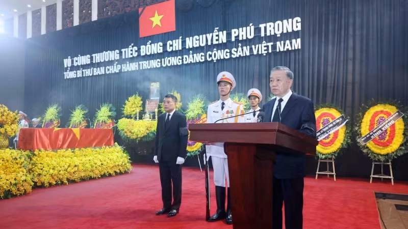 Đồng chí Tô Lâm, Ủy viên Bộ Chính trị, Chủ tịch nước, Trưởng Ban Lễ tang đọc Lời điếu. (Ảnh: TTXVN)