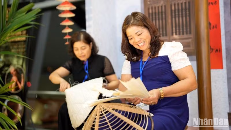 Chị Tạ Thu Hương - Nghệ nhân nón làng Chuông giới thiệu các công đoạn may nón lá.