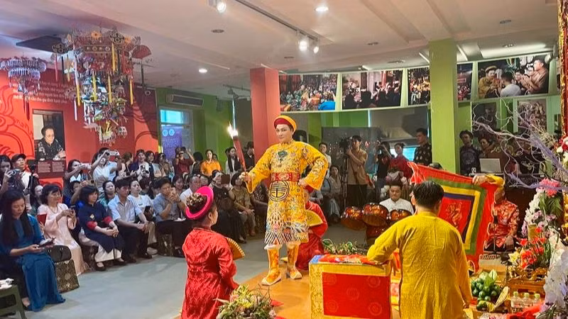 Nghệ nhân Nguyễn Đức Hiển thực hiện giá hầu ông Hoàng Mười.