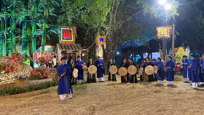 Các nghệ sĩ hát quan họ tại Lễ hội Văn hóa ẩm thực, Món ngon Saigontourist Group 2025.