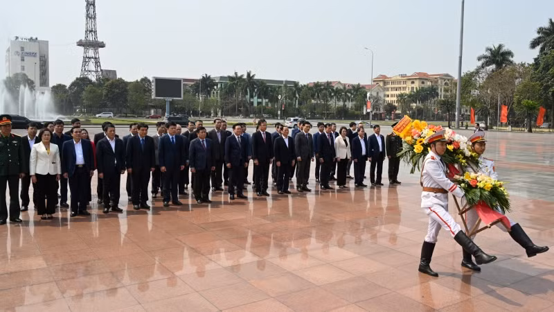 Chủ tịch Quốc hội Vương Đình Huệ và các đại biểu dâng hoa tại Tượng đài Tổng Bí thư Nguyễn Văn Linh ở thành phố Hưng Yên. (Ảnh: Duy Linh) Chủ tịch Quốc hội Vương Đình Huệ và các đại biểu dâng hoa tại Tượng đài Tổng Bí thư Nguyễn Văn Linh ở thành phố Hưng Yên. (Ảnh: Duy Linh)