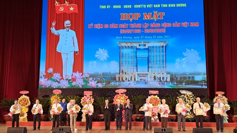 Lãnh đạo tỉnh Bình Dương trao Huy hiệu Đảng cho các đồng chí nguyên là cán bộ lãnh đạo tỉnh Sông Bé, tỉnh Bình Dương qua các thời kỳ.