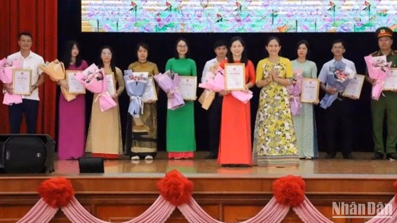 Đồng chí H'Lim Niê, Trưởng Ban Tuyên giáo Tỉnh ủy Đắk Lắk, Trưởng Ban tổ chức cuộc thi trao giải Nhất cuộc thi cho thí sinh Nguyễn Thị Phương Thảo, Đảng bộ huyện Krông Ana.
