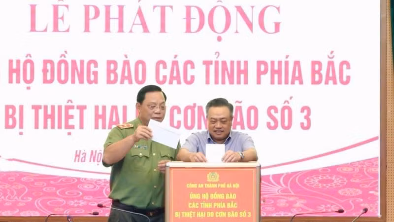 Đồng chí Trần Sỹ Thanh và Trung tướng Nguyễn Hải Trung ủng hộ tại lễ phát động.