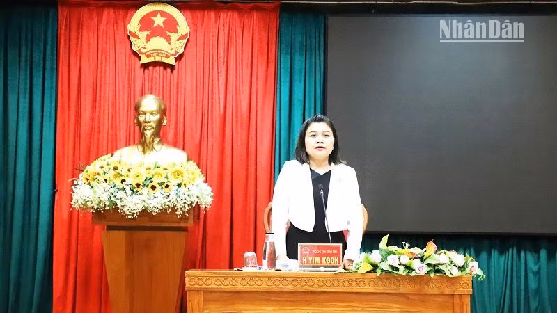 Phó Chủ tịch Ủy ban nhân dân tỉnh Đắk Lắk H’Yim Kdoh phát biểu tại cuộc họp.