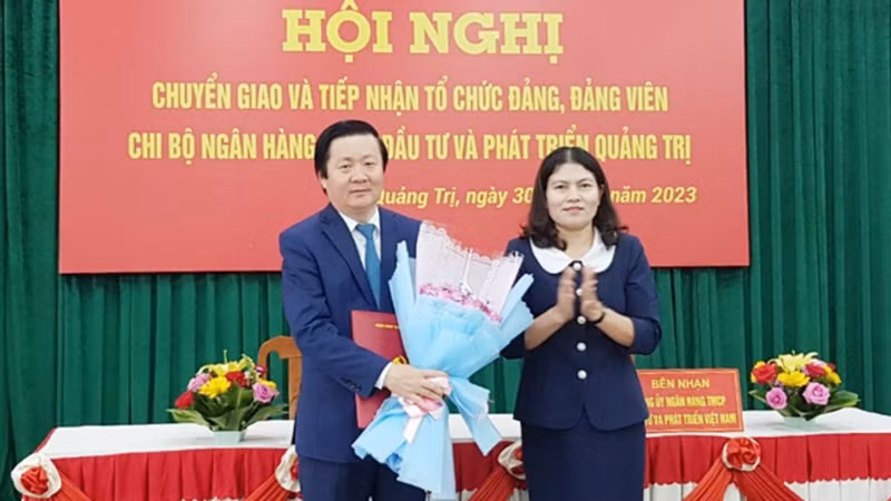 Trưởng Ban Nội chính Tỉnh ủy Quảng Trị Ly Kiều Vân trao quyết định của Tỉnh ủy về việc chuyển giao tổ chức đảng và đảng viên cho Đảng ủy BIDV Việt Nam.