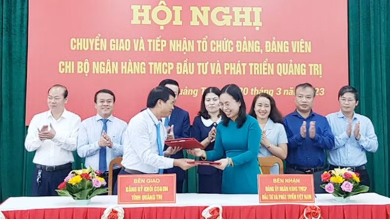 Ký biên bản giao và tiếp nhận tổ chức đảng và đảng viên giữa Đảng ủy Khối Cơ quan và Doanh nghiệp tỉnh với Đảng ủy BIDV Việt Nam.