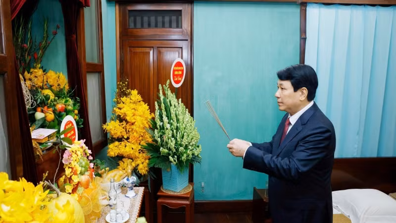Chủ tịch nước Lương Cường đã thắp nén hương thơm, thành kính tưởng nhớ công lao trời biển của Chủ tịch Hồ Chí Minh. (Ảnh: Lâm Khánh//TTXVN)