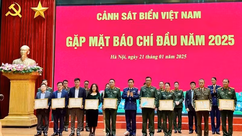 Trung tướng Bùi Quốc Oai, trao Bằng khen tặng các tập thể, vì đã có thành tích xuất sắc trong công tác phối hợp tuyên truyền biển, đảo và Lực lượng Cảnh sát biển Việt Nam năm 2024.