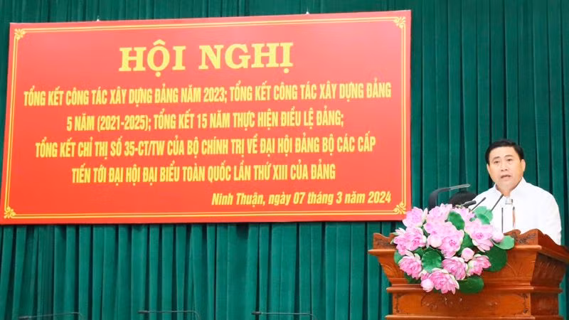 Đại biểu phát biểu tham luận tại Hội nghị.