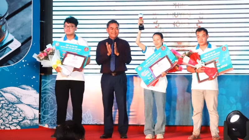 Phó Bí thư Tỉnh ủy Đắk Lắk Y Biêr Niê trao giải cho các thí sinh đoạt giải ở nội dung pha phin truyền thống.