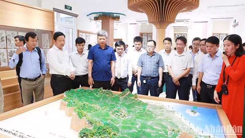 Phó Chủ tịch Ủy ban nhân dân tỉnh Quảng Nam Hồ Quang Bửu (mặc áo xanh) cùng các đại biểu nghe giới thiệu về Bảo tàng đa dạng sinh học tỉnh Quảng Nam. Phó Chủ tịch Ủy ban nhân dân tỉnh Quảng Nam Hồ Quang Bửu (mặc áo xanh) cùng các đại biểu nghe giới thiệu về Bảo tàng đa dạng sinh học tỉnh Quảng Nam.