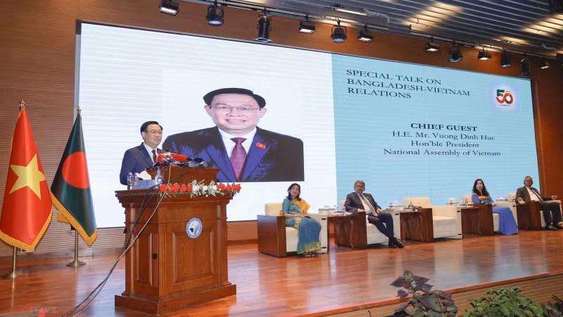 Chủ tịch Quốc hội Vương Đình Huệ phát biểu chính sách tại Học viện Ngoại giao Bangladesh. (Ảnh: Doãn Tấn/TTXVN)