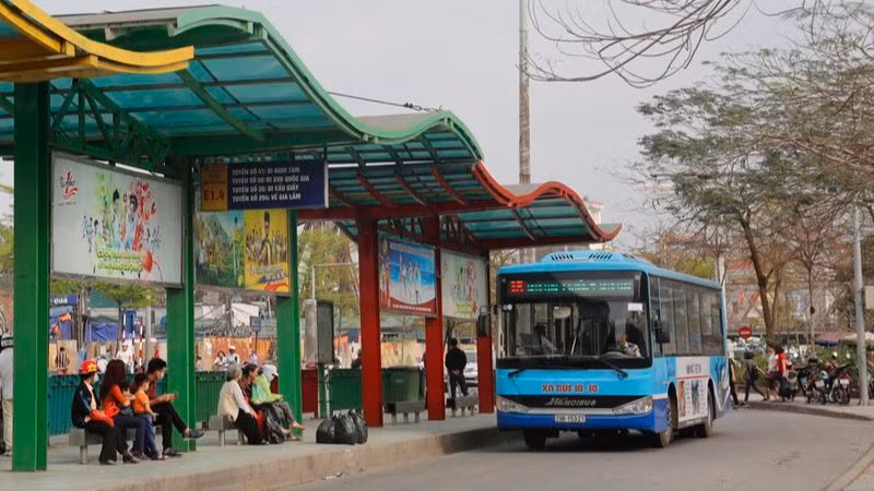 Hành khách xúc động nhận lại 150 triệu đồng bỏ quên trên xe buýt ở Hà Nội