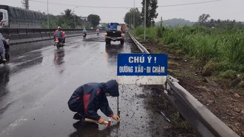 Trời liên tục có mưa, gây khó khăn cho công tác khắc phục hư hỏng mặt đường quốc lộ 1 qua Phú Yên. Trời liên tục có mưa, gây khó khăn cho công tác khắc phục hư hỏng mặt đường quốc lộ 1 qua Phú Yên.