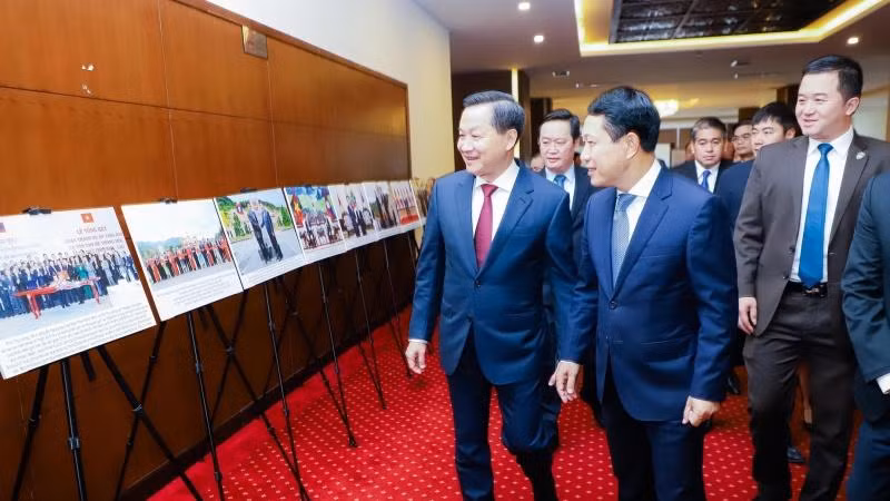 Phó Thủ tướng Chính phủ Việt Nam-Lào tham quan trưng bày ảnh hoạt động hợp tác hữu nghị hai nước. Phó Thủ tướng Chính phủ Việt Nam-Lào tham quan trưng bày ảnh hoạt động hợp tác hữu nghị hai nước.